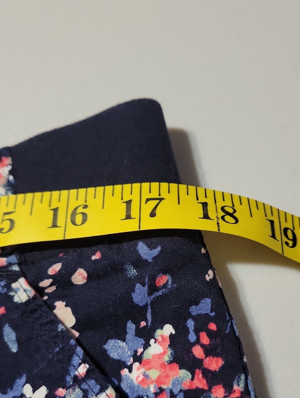 Lee Riders Women's Navy Floral Midrise Stretchy Flat Front Shorts Sz 16M - Picture 8 of 12